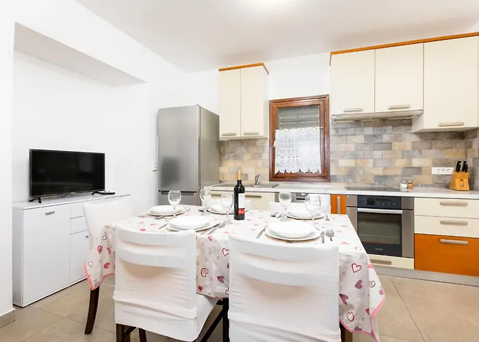 3 Bedroom Lovely In * Malinska