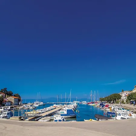 3 Bedroom Lovely In Apartment Malinska