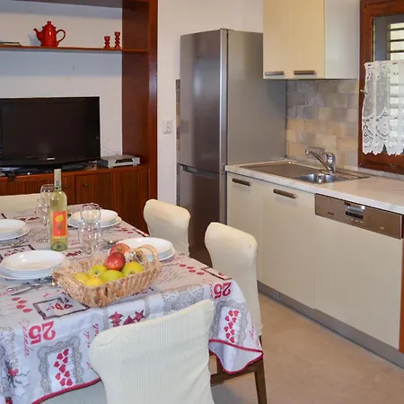 3 Bedroom Lovely In Apartment Malinska