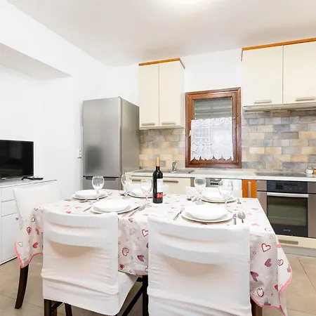 3 Bedroom Lovely In Apartment *