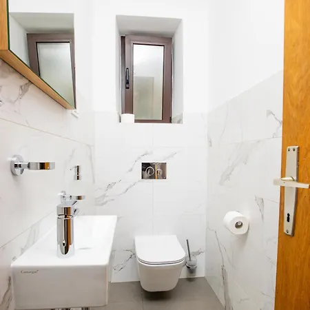 Apartment 3 Bedroom Lovely In *