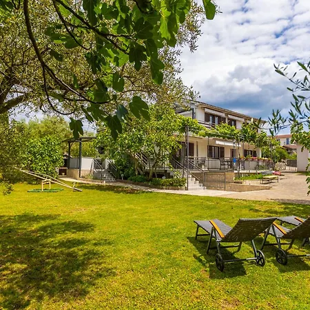 3 Bedroom Lovely In Apartment Malinska